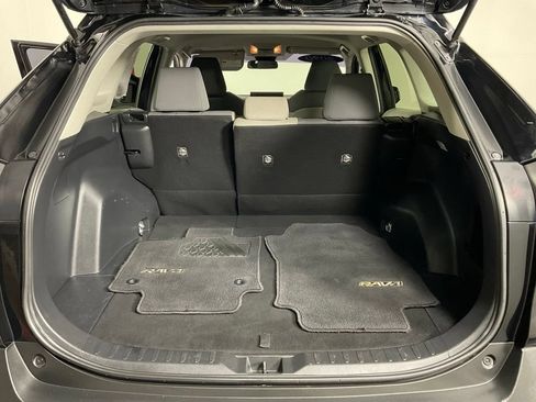 Used 2020 Toyota RAV4 XLE FWD image 11