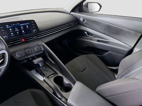 Used 2025 Hyundai Elantra SE image 24