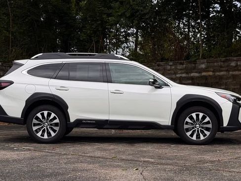 Used 2023 Subaru Outback Touring AWD/4WD image 3