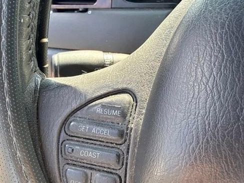 Used 1998 Lincoln Town Car Signature RWD image 2
