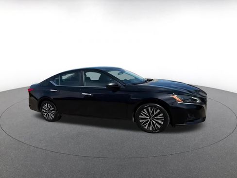 Used 2025 Nissan Altima 2.5 SV FWD image 2