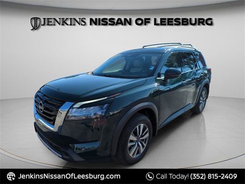 Certified 2024 Nissan Pathfinder SL image 1