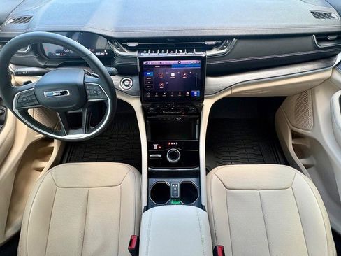 Used 2025 Jeep Grand Cherokee Limited w/ Luxury Tech Group II image 13