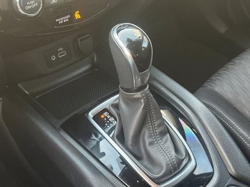 Used 2020 Nissan Rogue SV image 30