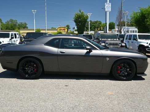 Used 2019 Dodge Challenger SRT Hellcat w/ Plus Package RWD image 11