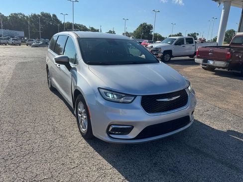 Used 2023 Chrysler Pacifica Touring-L FWD image 1