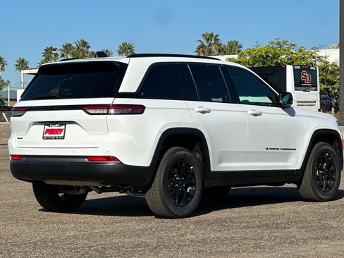 New 2026 Jeep Grand Cherokee Altitude image 4