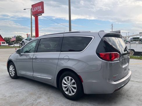Used 2019 Chrysler Pacifica Touring-L FWD image 4