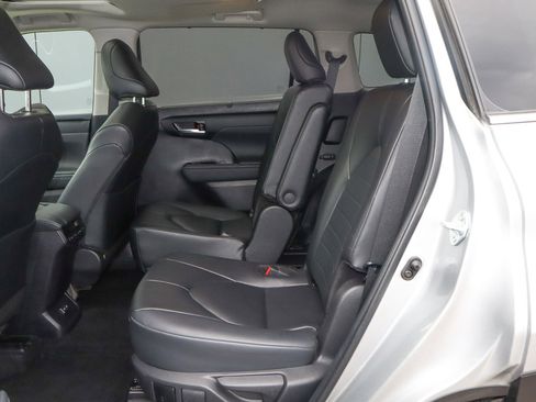 Used 2024 Toyota Highlander XLE image 9