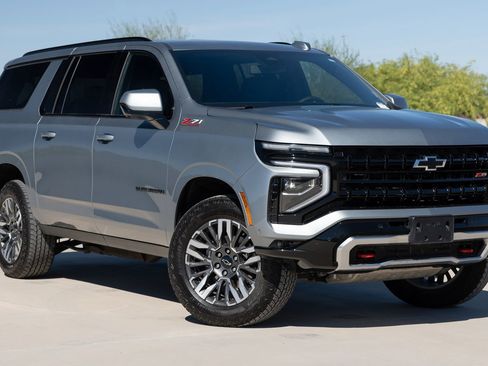 Used 2025 Chevrolet Suburban Z71 image 3