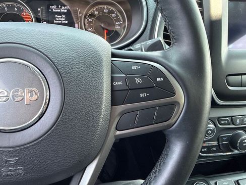 Used 2019 Jeep Cherokee Latitude Plus w/ Cold Weather Group AWD/4WD image 24