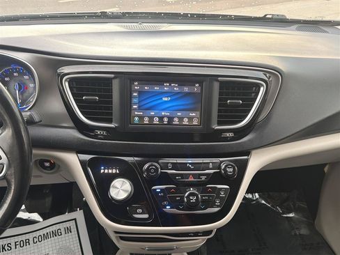 Used 2020 Chrysler Pacifica Touring-L FWD image 20