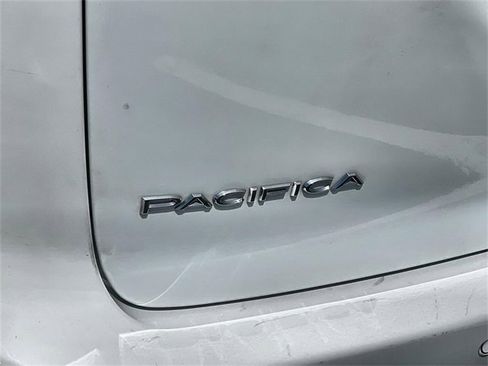 Used 2023 Chrysler Pacifica Limited image 9