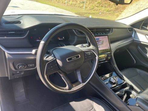 Used 2022 Jeep Grand Cherokee L Limited w/ Black Appearance Package image 10