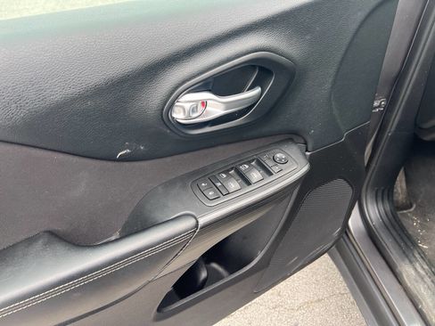 Used 2015 Jeep Cherokee Latitude FWD image 11