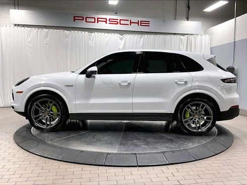 Used 2023 Porsche Cayenne Platinum Edition image 2