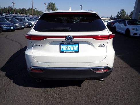 Used 2021 Toyota Venza XLE image 4