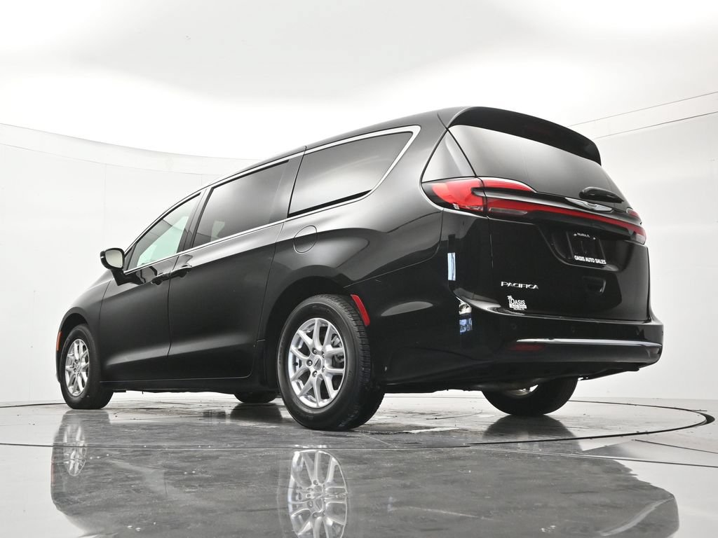 Used 2025 Chrysler Pacifica Select FWD image 42