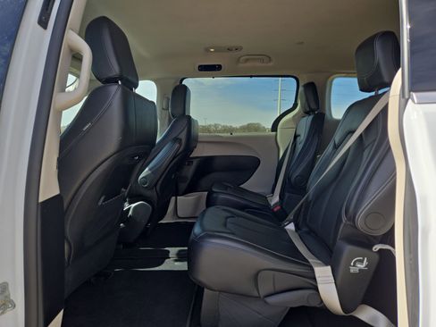 Used 2024 Chrysler Pacifica Touring-L FWD image 13