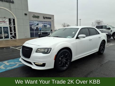 Used 2023 Chrysler 300 Touring L image 2