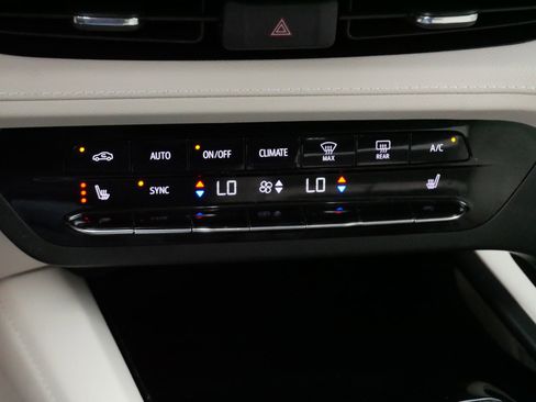 Used 2023 Buick Envision Essence AWD/4WD image 23