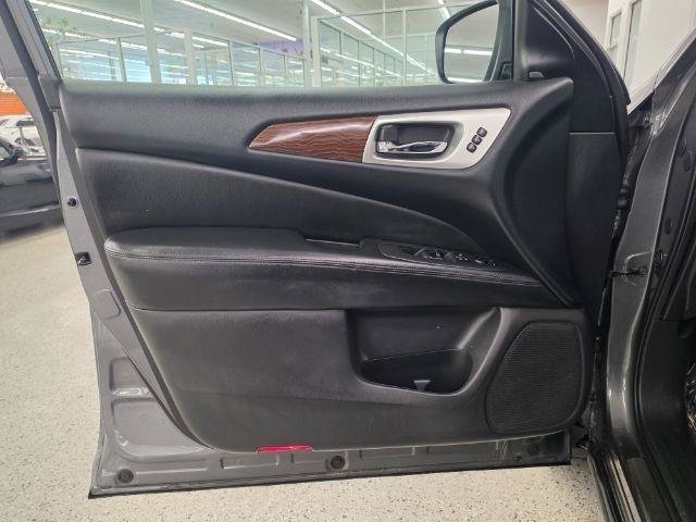 Used 2018 Nissan Pathfinder Platinum AWD/4WD image 31