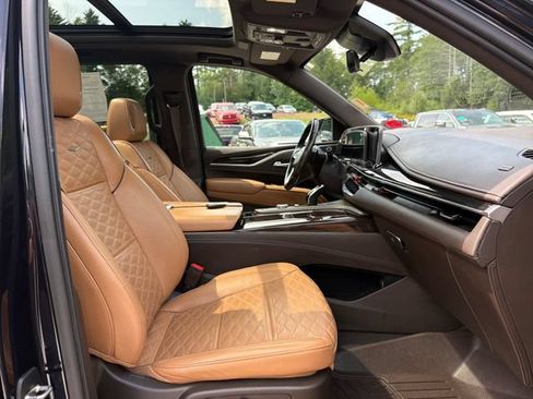 Used 2021 Cadillac Escalade Premium Luxury AWD/4WD image 28
