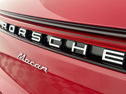 Certified 2025 Porsche Macan image 25