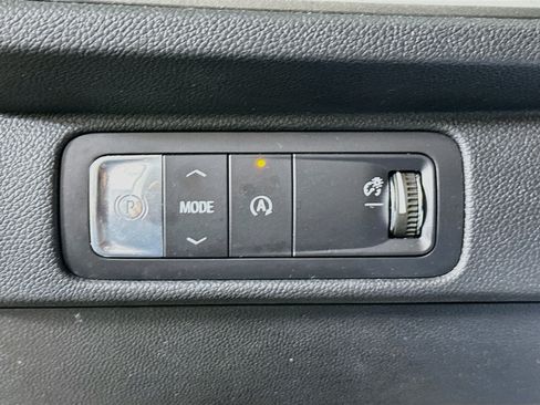 Used 2025 Chevrolet Traverse LT FWD image 17