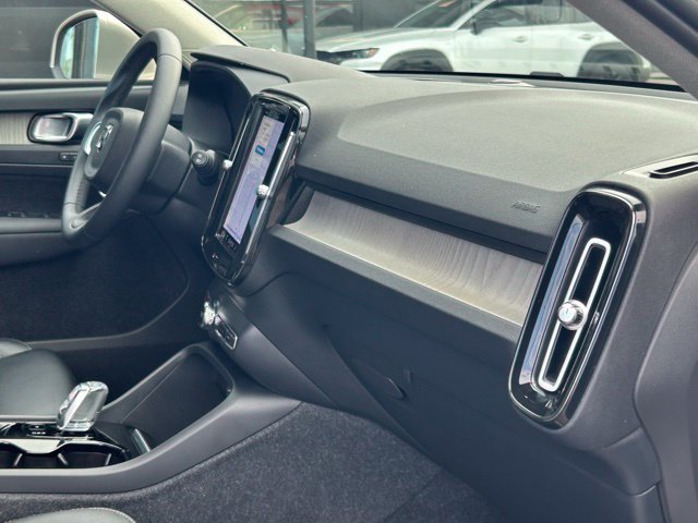Used 2023 Volvo XC40 B5 Plus w/ Driver Assist Package AWD/4WD image 18