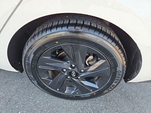 Used 2023 Hyundai Elantra SEL image 27