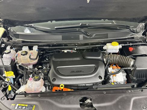 Used 2024 Chrysler Pacifica Select image 33