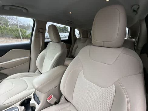 Used 2019 Jeep Cherokee Latitude w/ Popular Appearance Group image 15