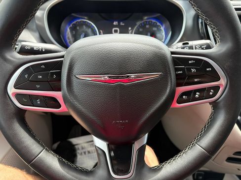Used 2023 Chrysler Pacifica Touring-L FWD image 18