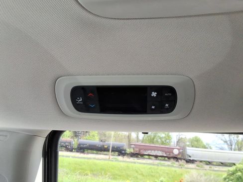 Used 2023 Chrysler Pacifica Touring-L FWD image 26