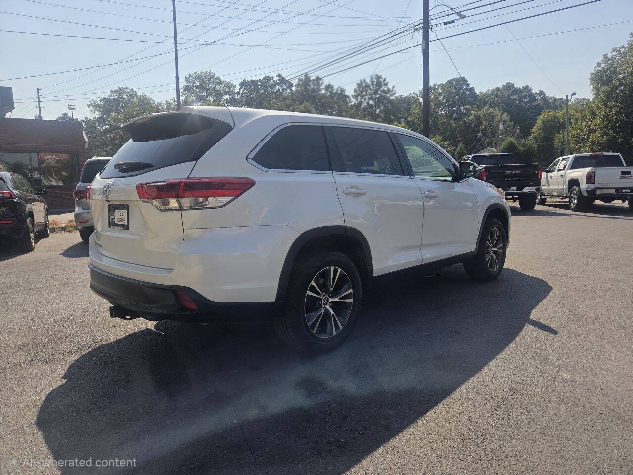 Used 2019 Toyota Highlander LE FWD image 4