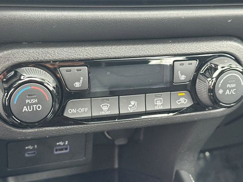 Used 2023 Nissan Kicks SR w/ SR Premium Package FWD image 23