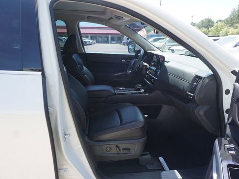 Used 2024 Nissan Pathfinder SL w/ SL Premium Package image 19