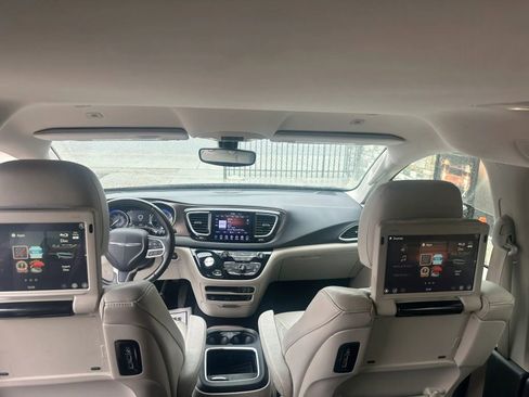 Used 2018 Chrysler Pacifica Touring-L Plus FWD image 21