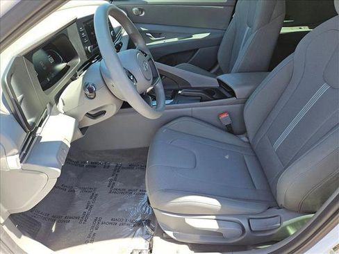 Certified 2025 Hyundai Elantra SE FWD image 19