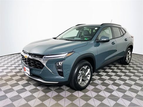 Certified 2025 Chevrolet Trax LT w/ LT Convenience Package image 3
