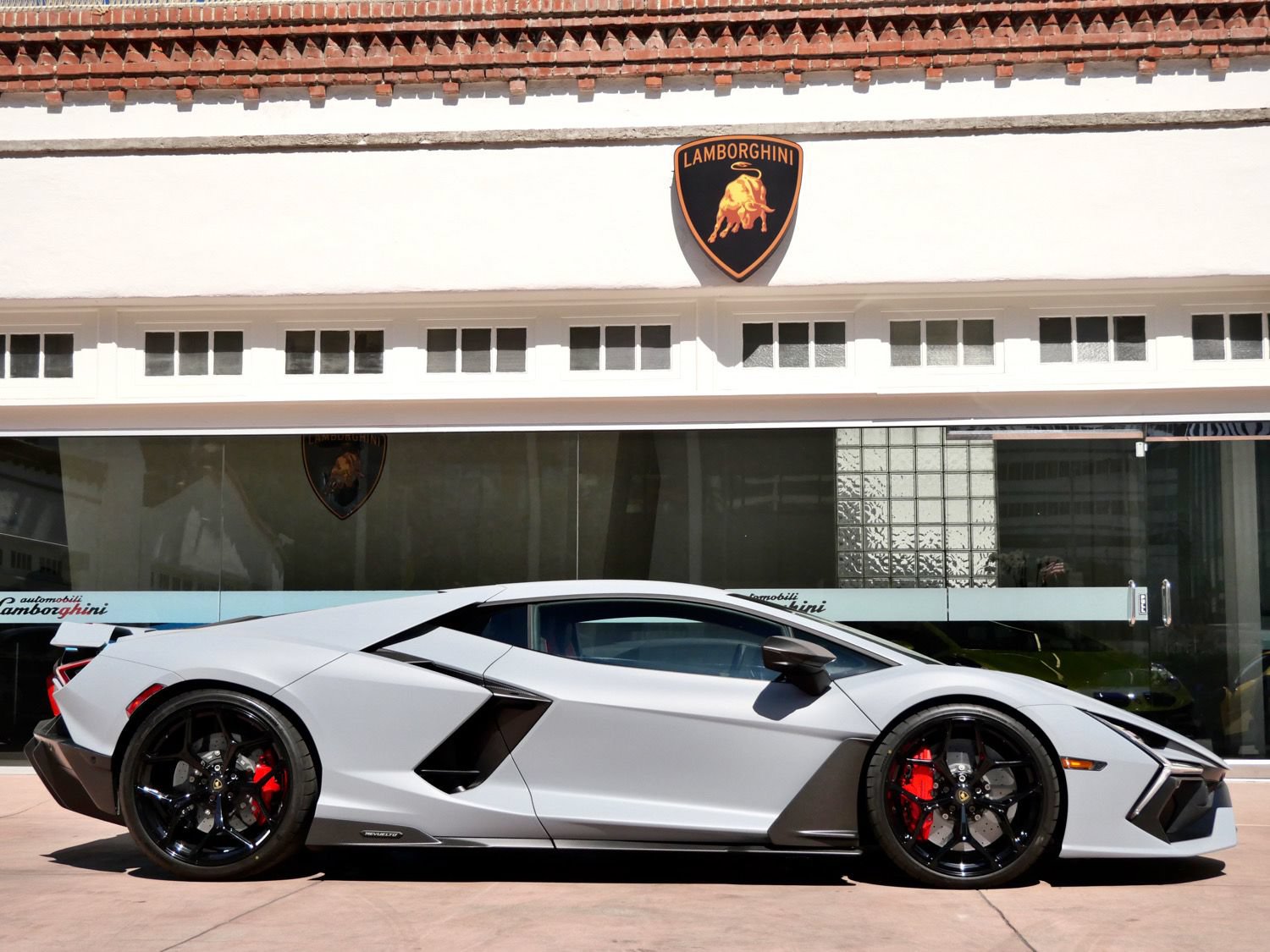 Used 2024 Lamborghini Revuelto AWD/4WD image 2