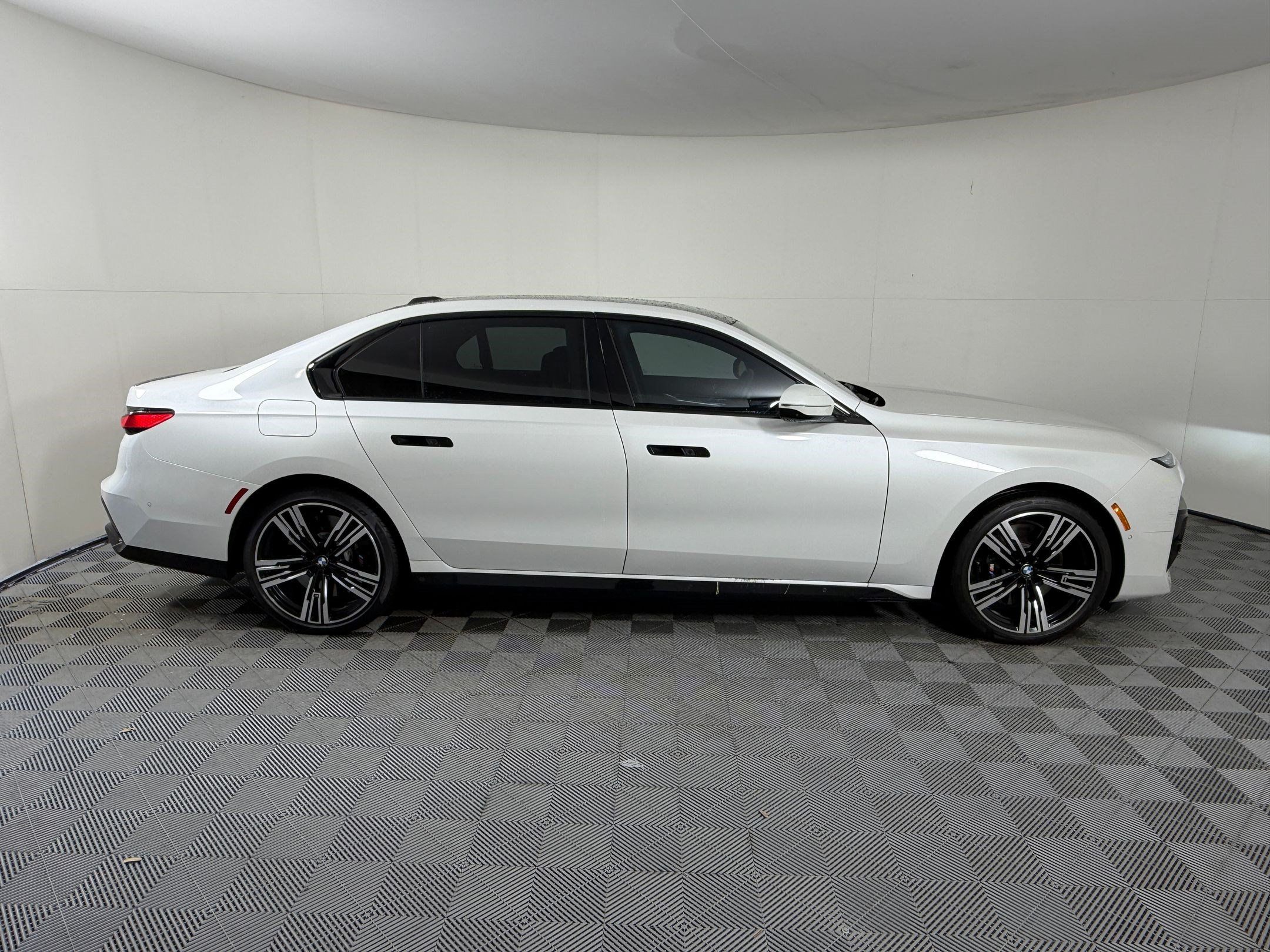 Used 2024 BMW 760i xDrive w/ Executive Package AWD/4WD image 8
