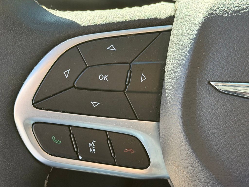 Used 2024 Chrysler Pacifica Limited w/ Uconnect Theater Family Group FWD image 25