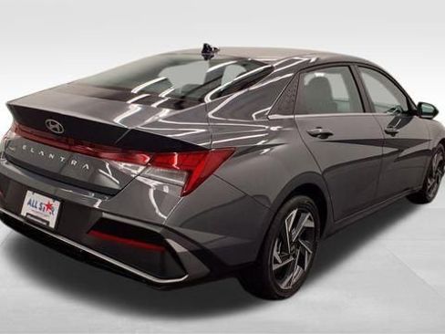Used 2025 Hyundai Elantra SEL image 9