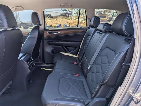 Used 2025 Volkswagen Atlas SE AWD/4WD image 28