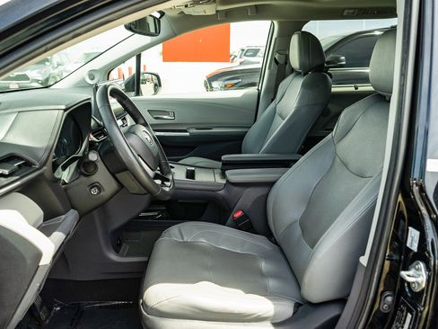 Certified 2022 Toyota Sienna Limited FWD image 18