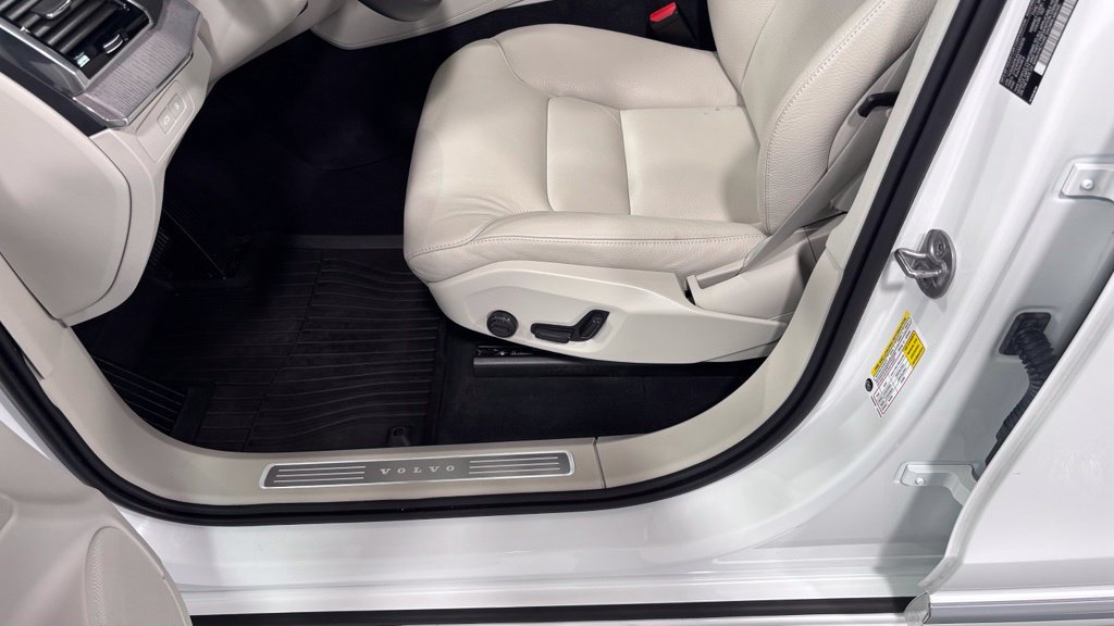Certified 2025 Volvo XC90 T8 Plus w/ Protection Package Premier AWD/4WD image 11