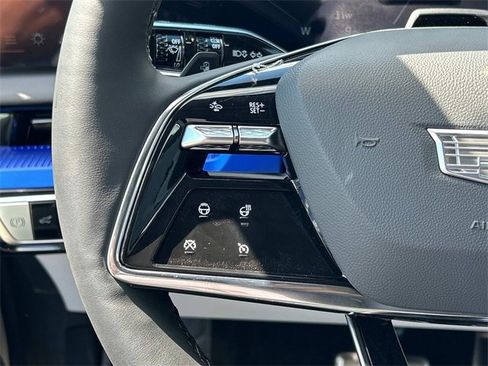 Used 2025 Cadillac Optiq Luxury 2 image 7