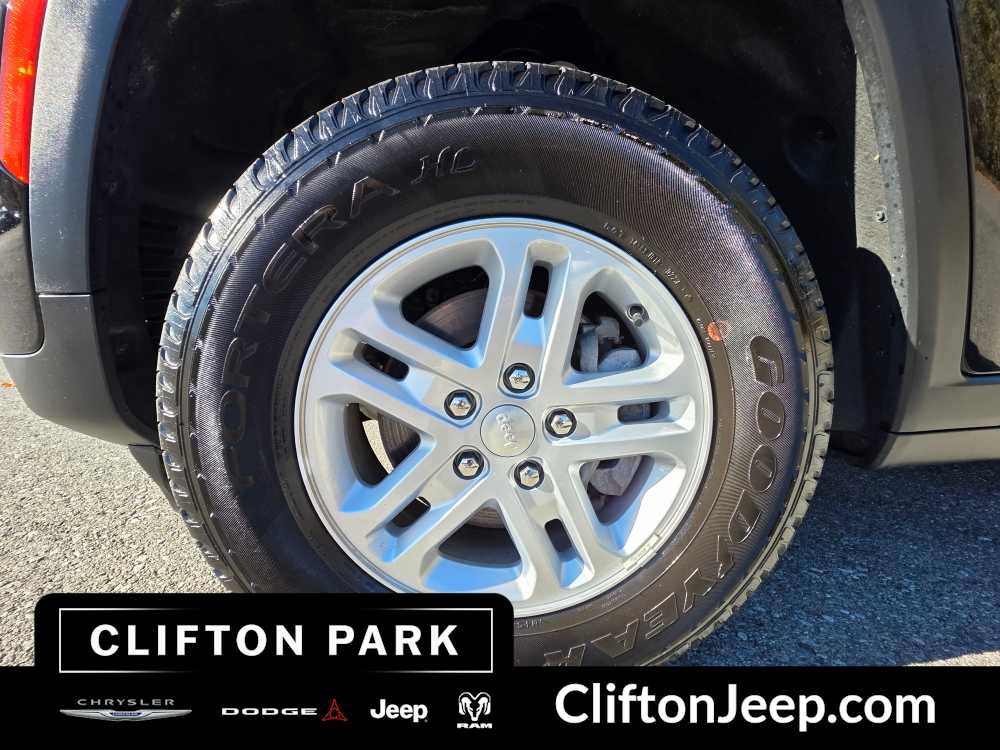 Used 2023 Jeep Grand Cherokee Laredo AWD/4WD image 29
